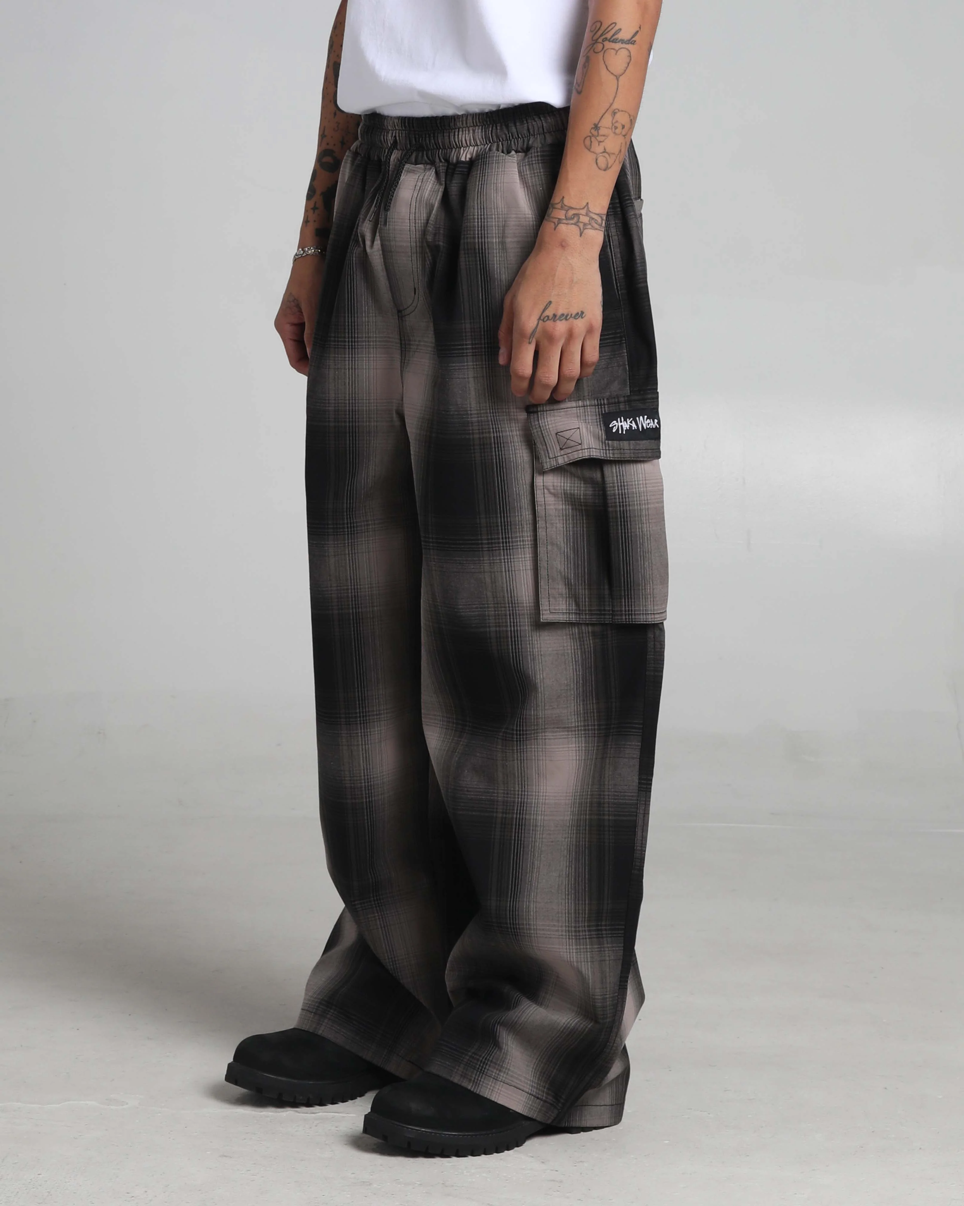 Balloon Plaid Cargo Pants - Image 9